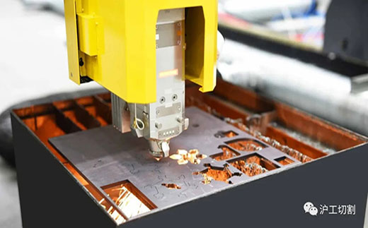 官网斗鱼体育10米大幅面龙门光纤激光切割机精细圆孔高品质切割